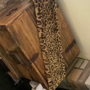 A women leopard scarf